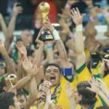 Thiago Silva levanta a taça de campeão - Crédito: Flávio Florido